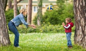 Moeder en zoon houden de ballen in de lucht