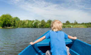 jongen in boot