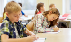 Beeld van schoolkinderen die een toets maken