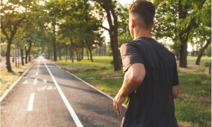 hardloper op de weg aan aan het hardlopen